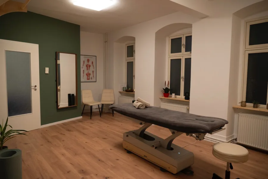 Heller Behandlungsraum der Physiotherapiepraxis in Berlin-Mitte